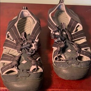 nevados Shoes - Well loved nevados closed toed sandals nevados Shoes - Well loved nevados closed toed sandals